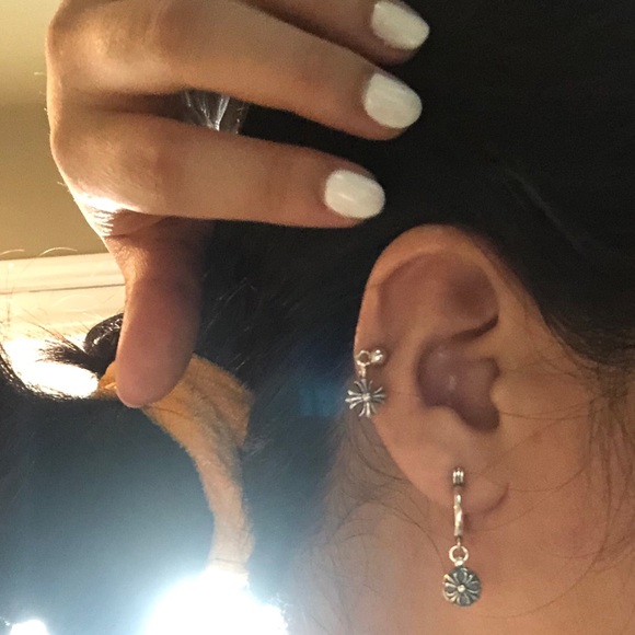 Chrome hearts tiny E Maltese cross earring - Picture 4 of 4